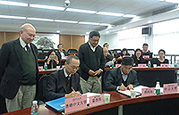 Prof. Fok Tai Fai, Pro-Vice-Chancellor of CUHK and Prof. Wei Minghai, Vice President of SYSU signed the CUHK-SYSU Centre for Historical Anthropology agreement (renewal)